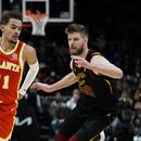Young da show de 41 puntos; Hawks vencen a Cavs
