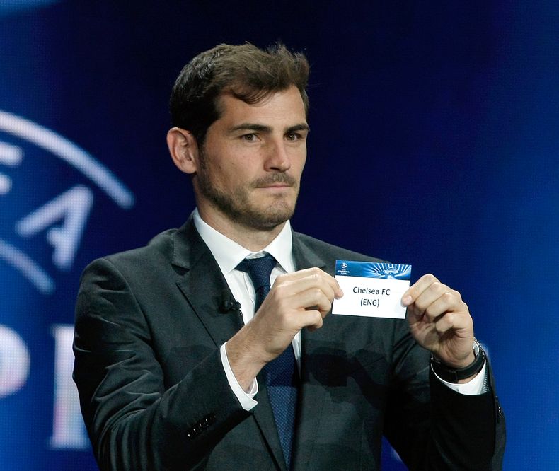 El arquero de Real Madrid y de la selecci&oacute;n espa&ntilde;ola, Iker Casillas, participa en el sorte de grupos de la Liga de Cameones el jueves, 28 de agosto de 2014, en M&oacute;naco. (AP Photo/Claude Paris)