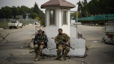 Combatientes sirios custodian la entrada al aeropuerto civil de Lakatia, en la localidad de Hmeimim, en Siria, el 16 de diciembre de 2024.(AP Foto/Leo Correa)