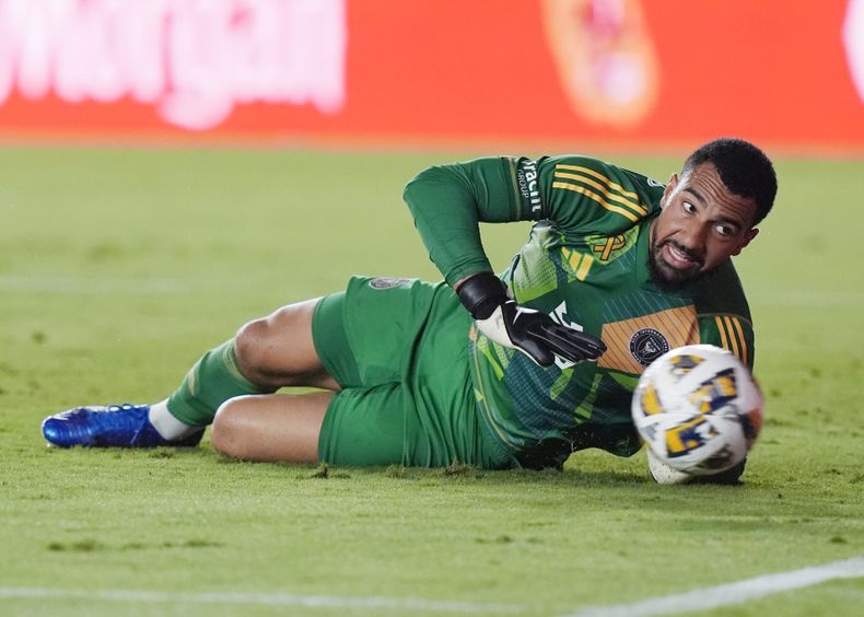 El portero del Inter Miami, Drake Callender detiene un disparo en el arco durante la primera parte del juego de la MLS ante el Philadelphia Union, el sábado 14 de septiembre de 2024, en Fort Lauderdale, Florida. (AP Foto/Marta Lavandier)