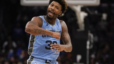 Marcus Smart, base de los Grizzlies de Memphis, festeja durante el encuentro del domingo 12 de noviembre de 2023, ante los Clippers de Los Ángeles (AP Foto/Ryan Sun)