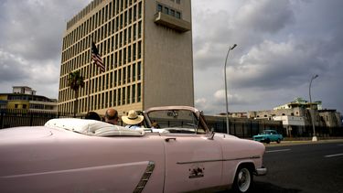 Cubanos inundan con preguntas a embajada de EEUU por visas