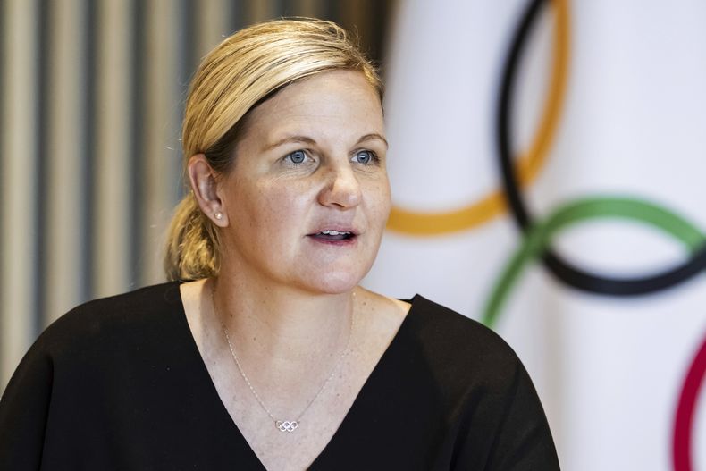 ARCHIVO - Foto de la presidenta del Comité Olímpico Internacional Kirsty Coventry haba frente a la junta ejecutiva el miércoles 25 de junio del 2025. (Jean-Christophe Bott/Keystone via AP, Archivo)