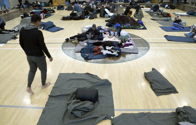 ARCHIVO - Migrantes descansan en un refugio el 6 de enero de 2023, en Denver. (AP Foto/Thomas Peipert)