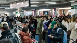 Pasajeros esperan en el vestíbulo de la estación de trenes de Madrid, el domingo 18 de enero de 2026, tras el anuncio de la suspensión del servicio debido al descarrilamiento de dos trenes en Córdoba. (Carlos Luján/Europa Press vía AP)