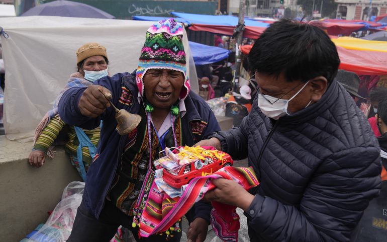 Bolivianos piden salud y prosperidad en feria de Alasita