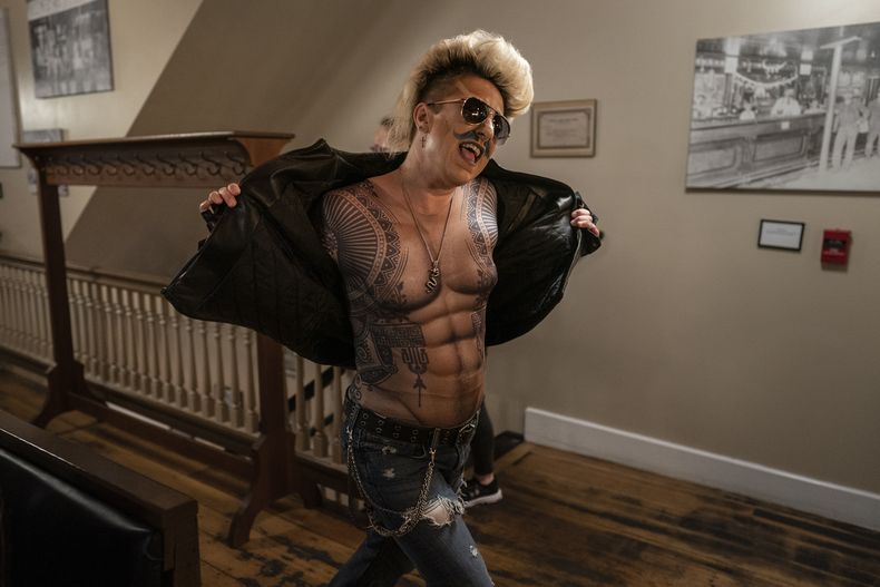 El drag king Xander Valentine, alias Gwen Bobbie, se presenta durante el espectáculo drag Daniels Family Values en el restaurante Heritage en Shamokin, Pensilvania, el sábado 16 de abril de 2022. (Foto AP/Carolyn Kaster)