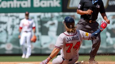 Jim Jarvis, de los Bravos de Atlanta (74), se desliza en la segunda base tras conectar un doble durante la sexta entrada de un partido de béisbol contra los Cardenales de San Luis, el domingo 12 de julio de 2026, en San Luis. (Foto AP/Scott Kane)