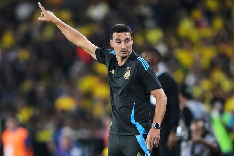 El técnico de Argentina, Lionel Scaloni, da instrucciones durante el partido ante Ecuador por las eliminatorias sudamericanas para el Mundial 2026 en el estadio Banco Pichincha de Guayaquil, Ecuador, martes 9 septiembre, 2025. (AP Foto/Dolores Ochoa)