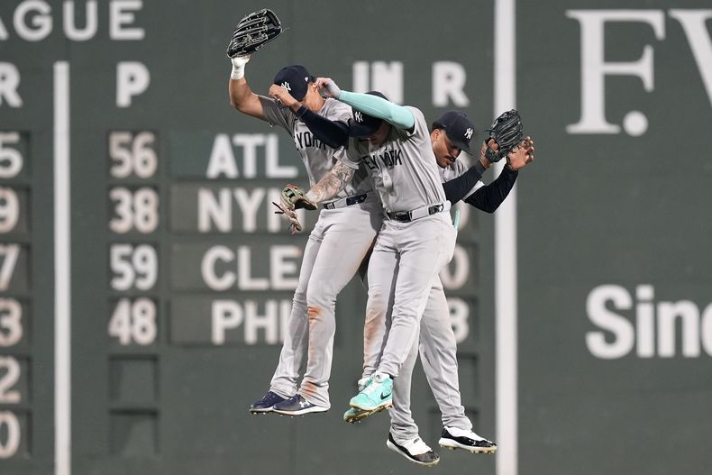 De izquierda a derecha, el dominicano Juan Soto, el mexicano Alex Verdugo y Trent Grisham, de los Yankees de Nueva York, festejan el triunfo sobre los Medias Rojas de Boston, el sábado 27 de julio de 2024 (AP Foto/Michael Dwyer)