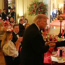 El presidente de Estados Unidos, Donald Trump, estrecha la mano a su homólogo chino, Xi Jinping, durante una cena de Estado en la sala Este de la Casa Blanca, el 24 de septiembre d 2026, en Washington. (AP Foto/Alex Brandon)