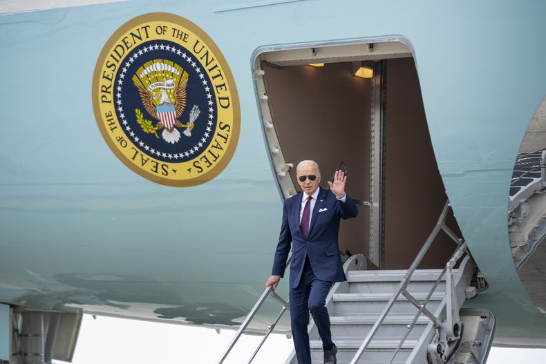 El presidente Joe Biden llega al Aeropuerto Internacional John F. Kennedy, el jueves 29 de junio de 2023, en Nueva York. (AP Foto/Andrew Harnik)