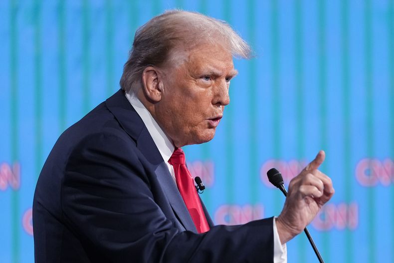 ARCHIVO - El candidato republicano Donald Trump habla durante el debate electoral con el presidente Joe Biden, el 27 de junio de 2024, en Atlanta. (AP Foto/Gerald Herbert, archivo)