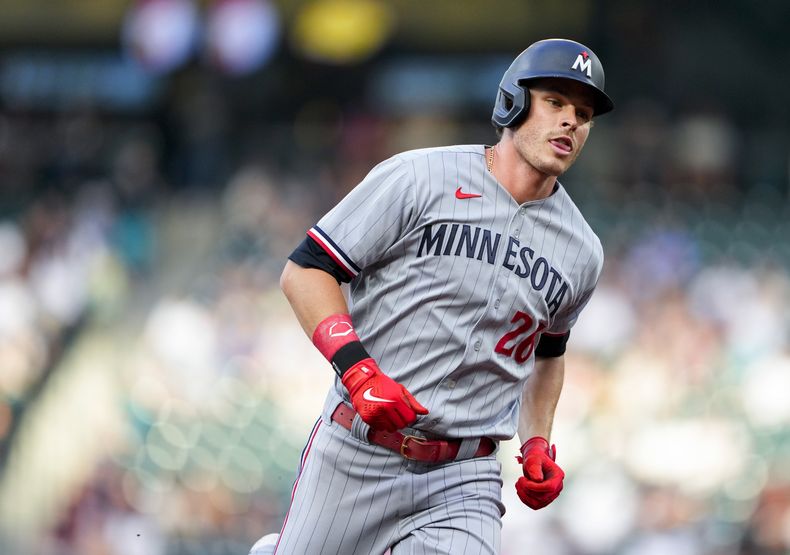 Max Kepler, de los Mellizos de Minnesota, corre las bases después de batear un cuadrangular solitario en contra de los Marineros de Seattle durante la quinta entrada del juego de béisbol, el miércoles 19 de julio de 2023, en Seattle. (AP Foto/Lindsey Wasson)