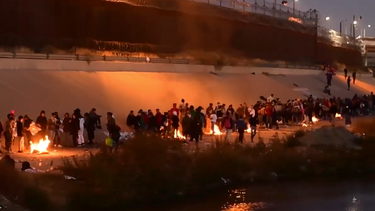 mas de 500 cubanos entran en un solo grupo por la frontera, en la zona de eagle pass, texas