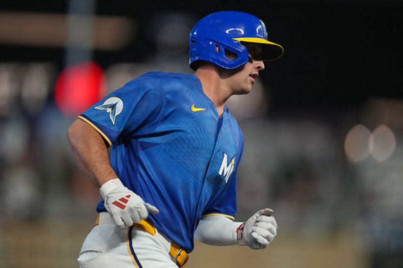 Brooks Lee, de los Mellizos de Minnesota, corre las bases después de conectar un jonrón solitario durante la sexta entrada del juego de béisbol de Grandes Ligas contra los Reales de Kansas City, el viernes 5 de junio de 2026, en Minneapolis. (AP Foto/Abbie Parr)