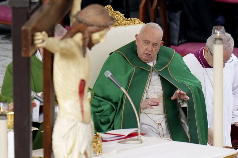 El papa reza mientras preside una misa por el jubileo de las fuerzas armadas en la plaza de San Pedro del Vaticano el domingo 9 de febrero de 2025. (AP Foto/Alessandra Tarantino)