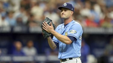 Shane McClanahan, lanzador abridor de los Rays de Tampa Bay, celebra al final de la séptima entrada en contra de los Rangers de Texas, en el juego de béisbol del domingo 11 de junio de 2023, en San Petersburgo, Florida. Los Rays ganaron 7-3. (AP Foto/Mike Carlson)