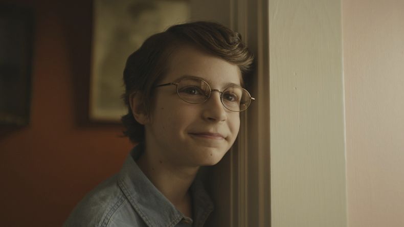 Esta imagen publicada por Neon muestra a Benjamin Pajak en una escena de The Life of Chuck (Neon via AP)