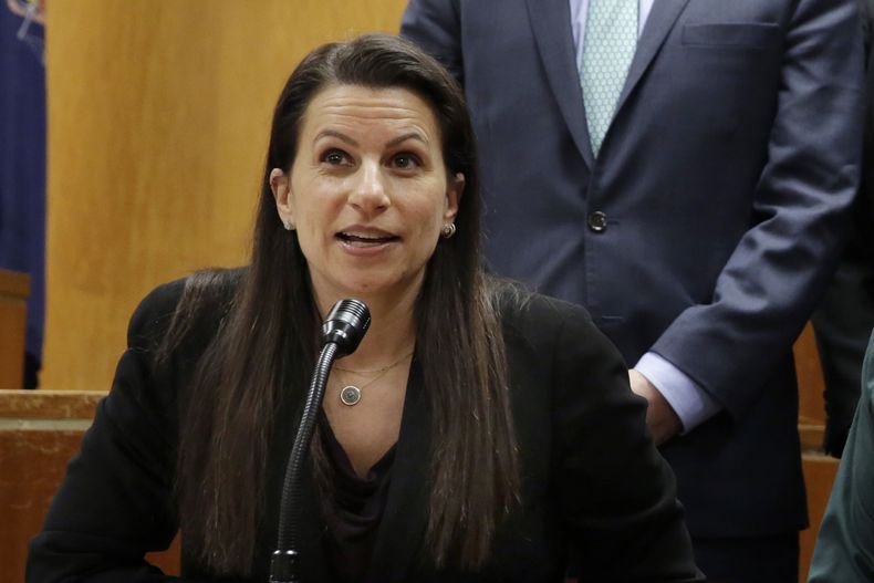 ARCHIVO – La Fiscal Adjunta de Distrito, Karen Agnifilo, asiste a una conferencia de prensa en la Corte Suprema de Manhattan, en Nueva York, el 14 de febrero de 2017. (AP Foto/Richard Drew, Archivo)