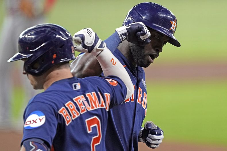 El cubano Yordan Álvarez, de los Astros de Houston, festeja con su compañero Alex Bregman, luego de batear un jonrón de dos carreras en el juego del viernes 2 de junio de 2023, ante los Angelinos de Los Ángeles (AP Foto/David J. Phillip)