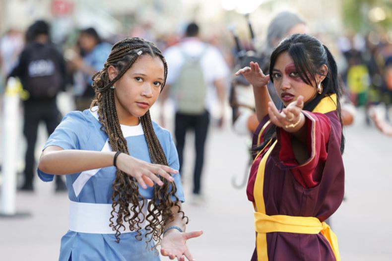 Sasha Brown, de San Diego, disfrazada de Katara, izquierda, y Ava Marin Lardizabal, de San Diego, disfrazada de Zuko, posan para una fotografía durante la Comic-Con International el jueves 23 de julio de 2026 en San Diego. (Foto Andrew Park/Invision/AP)