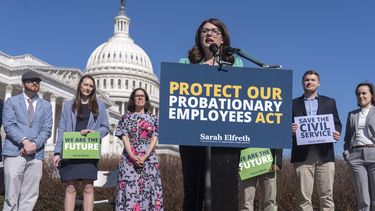 La representante demócrata por Maryland Sarah Elfreth con otros activistas en contra de los despidos masivos efectuados por el gobierno del presidente Donald Trump, en Washington, el 11 de marzo del 2025. (AP foto/Mark Schiefelbein)
