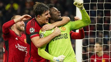 El camerunés André Onana, arquero del Manchester United, festeja con sus compañeros tras atajar un penal en el partido de la Liga de Campeones ante el Copenhague, el martes 24 de octubre de 2023 (AP Foto/Dave Thompson)