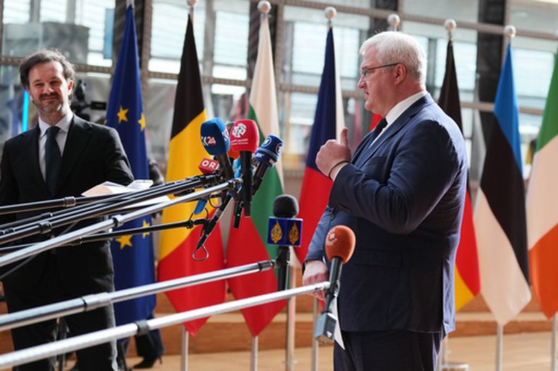 El ministro de Exteriores de Ucrania Andrii Sybiha habla con la prensa en Bruselas el 11 de mayo del 2026. (AP foto/Virginia Mayo)