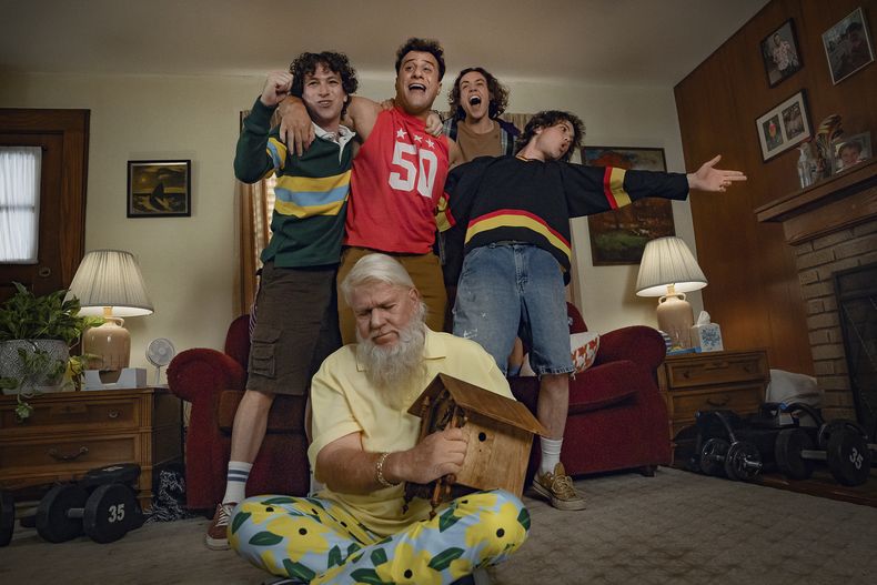 Esta imagen publicada por Netflix muestra, de izquierda a derecha, a Philip Schneider como Bobby, Maxwell Friedman como Gordie, Ethan Cutkosky como Wayne, Conor Sherry como Terry y John Daly como John Daly en Happy Gilmore 2. (Scott Yamano/Netflix via AP)