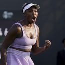 Venus Williams celebra tras vencer a Camila Giorgi en el torneo de la WTA en Birmingham, el lunes 19 de junio de 2023. (Jacob King/PA vía AP)