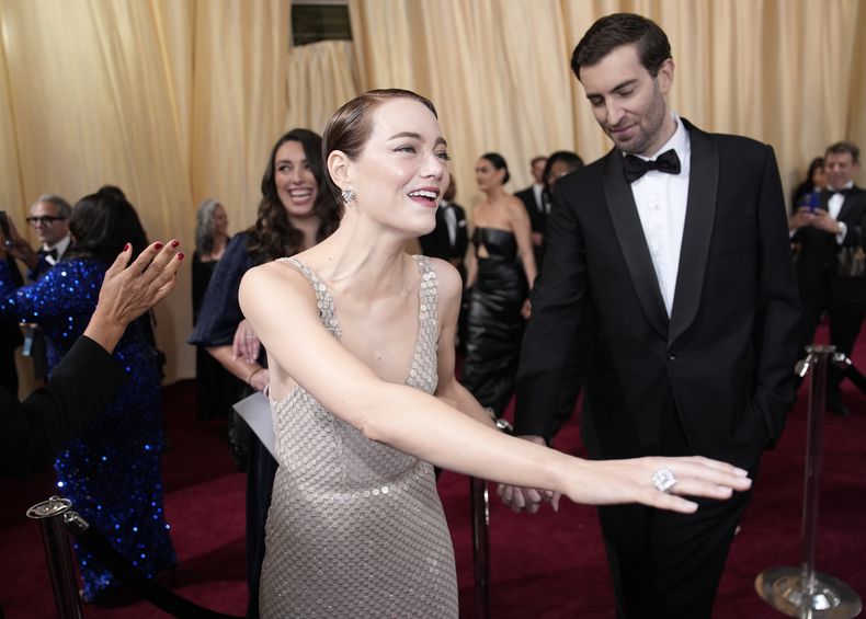 Emma Stone, izquierda, y Dave McCary llegan a los Oscar el domingo 2 de marzo de 2025 en el Dolby Theatre de Los Ángeles. (Foto AP/John Locher)
