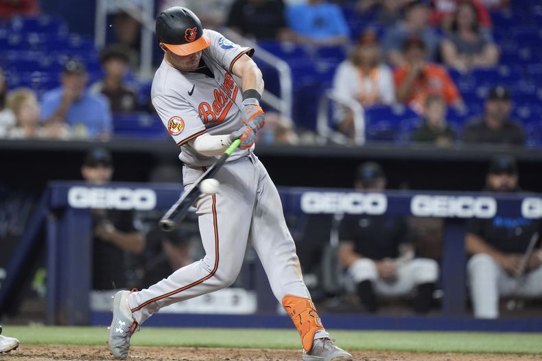 Ryan Mountcastle de los Orioles de Baltimore batea un sencillo con anotación de Jordan Westburg en la décima entrada ante los Marlins de Miami el jueves 25 de julio del 2024. (AP Foto/Wilfredo Lee)