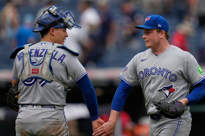 El catcher de los Azulejos de Toronto Brandon Valenzuela y el relevista Louis Varland celebran la victoria ante los Cavaliers de Cleveland el jueves 3 de septiembre del 2026. (AP Foto/Sue Ogrocki)