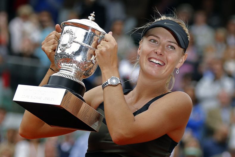 ARCHIVO - La rusa María Sharapova sostiene el trofeo del Abierto de Francia el 9 de junio de 2012, tras derrotar a la italiana Sara Errani (AP Foto/Michel Euler, archivo)