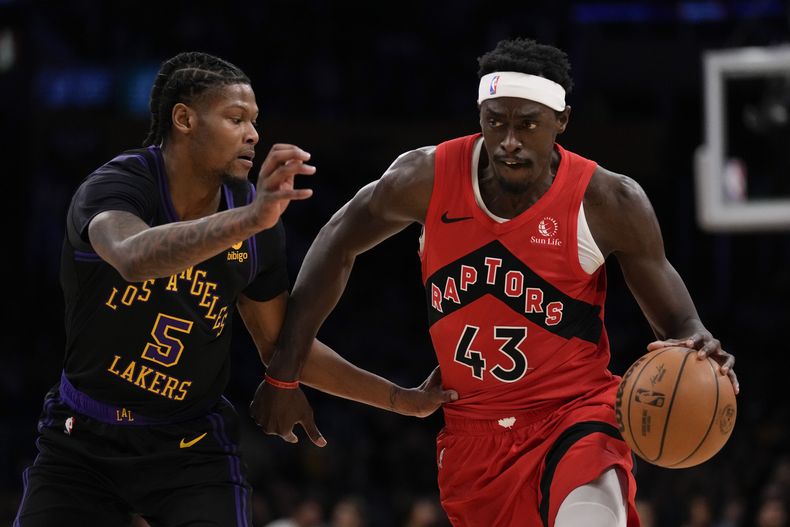 Pascal Siakam (43), de los Raptors de Toronto, intenta quitarse la marca defensiva de Cam Reddish (5), de los Lakers de Los Ángeles, durante la primera mitad del juego de baloncesto de la NBA, en Los Ángeles, el martes 9 de enero de 2024. Siakam será intercambiado a los Pacers de Indiana, informó el miércoles 17 de enero de 2024 una persona con conocimeinto de la negociación a The Associated Press. (AP Foto/Ashley Landis)