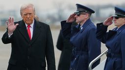 El presidente Donald Trump a su llegada al Aeropuerto Metropolitano del Condado de Wayne, el martes 13 de enero de 2026, en Detroit. (AP Foto/Evan Vucci)