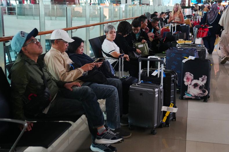 Viajantes esperan la hora de salida de sus vuelos, el domingo 6 de septiembre de 2026, en el Aeropuerto Internacional Soekarno-Hatta, en Tangerang, Indonesia. (AP Foto/Tatan Syuflana)