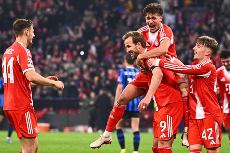 Jugadores del Bayern Munich celebran el gol de Harry Kane en el encuentro de la Liga de Campeones ante el Atalanta el miércoles 18 de marzo de 2026. (Tom Weller/dpa via AP)