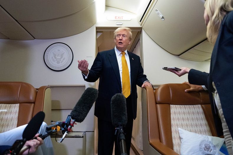 El presidente estadounidense Donald Trump habla con reporteros a bordo del Air Force One tras aterrizar en la base de la Fuerza Aérea de Estados Unidos en RAF Mildenhall, en Suffolk, en el este de Inglaterra, el miércoles 8 de julio de 2026. (AP Foto/Alex Brandon)