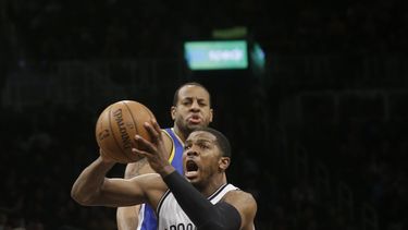 americateve | Joe Johnson (7), de los Nets de Brooklyn, prepara un enceste frente a Andre Iguodala (9), de los Warriors de Golden State, en la primera mitad del juego del mi&eacute;rcoles 8 de enero de 2014, en Nueva York. (Foto AP/Frank Franklin II)