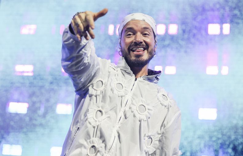 ARCHIVO - J Balvin actúa en la celebración del 40 aniversario de G-SHOCK Shock The World en el Manhattan Center, el 9 de noviembre de 2023, en Nueva York. Balvin dijo a The Associated Press que Amigos, su más reciente sencillo, es un regreso a sus raíces de reggaetón. (Foto CJ Rivera/Invision/AP, archivo)