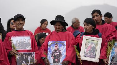 Manifestantes con fotos de las personas fallecidas en las protestas antigubernamentales de 2023-2024 protestan contra una ley de amnistía recientemente aprobada que beneficia a militares y civiles procesados por abusos de derechos humanos durante el conflicto armado del país, en Lima, Perú, el domingo 27 de julio de 2025. (Foto AP/Martín Mejía)