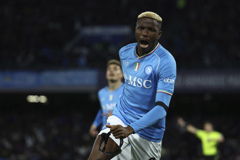 Victor Osimhen del Napoli celebra tras anotar en el encuentro ante el Cagliari en el Estadio Diego Armando Marado en la Serie A el sábado 16 de diciembre del 2023. (Alessandro Garofalo/LaPresse via AP)