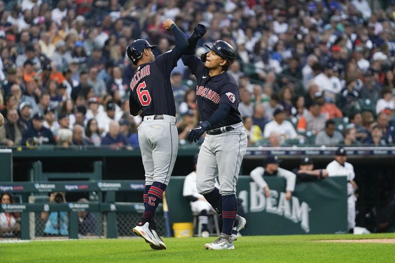 Josh Naylor, derecha, de los Guardianes de Cleveland, celebra su cuadrangular de dos carreras con Brayan Rocchio (6) en contra de los Tigres de Detroit en la segunda entrada del juego de béisbol, el viernes 29 de septiembre de 2023, en Detroit. (AP Foto/Paul Sancya)