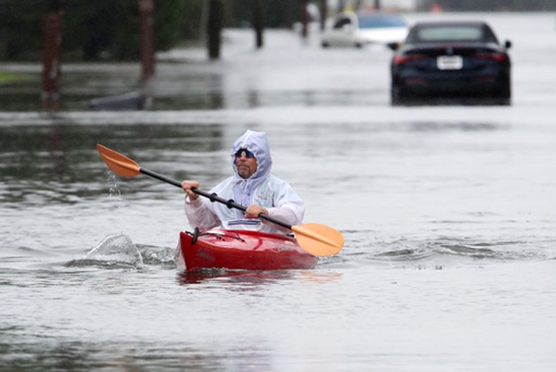 Ted Friedli navega en kayak por un tramo inundado de Florence Avenue durante una tormenta, en Long Branch, Nueva Jersey, el sábado 26 de septiembre de 2026 (Foto AP/Noah K. Murray).