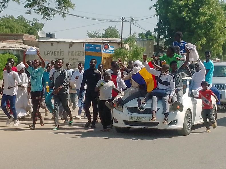 Civiles participan en una marcha en contra de la presencia militar francesa, en Ndjamena, Chad, el viernes 6 de diciembre de 2024. (AP Foto/Edouard Takadji)