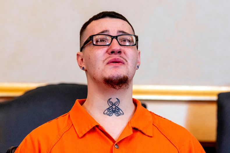 James Shirah es sentenciado a al menos 30 años en prisión en una audiencia, el lunes 11 de mayo de 2026 en Flint, Michigan. (Jake May/The Flint Journal vía AP)