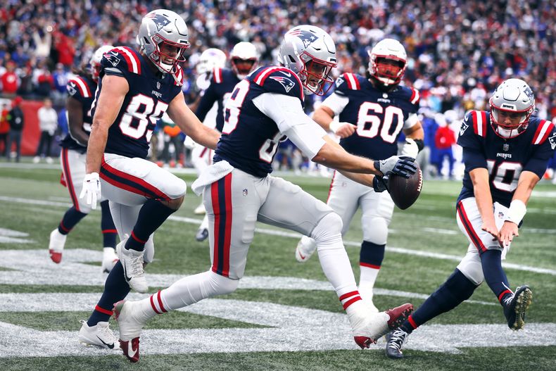 El tight end de los Patriots de Nueva Inglaterra Mike Gesicki celebra con sus compañeros tras anotar un touchdown en el encuentro ante los Bills de Búfalo el domingo 22 de octubre del 2023. (AP Foto/Michael Dwyer)