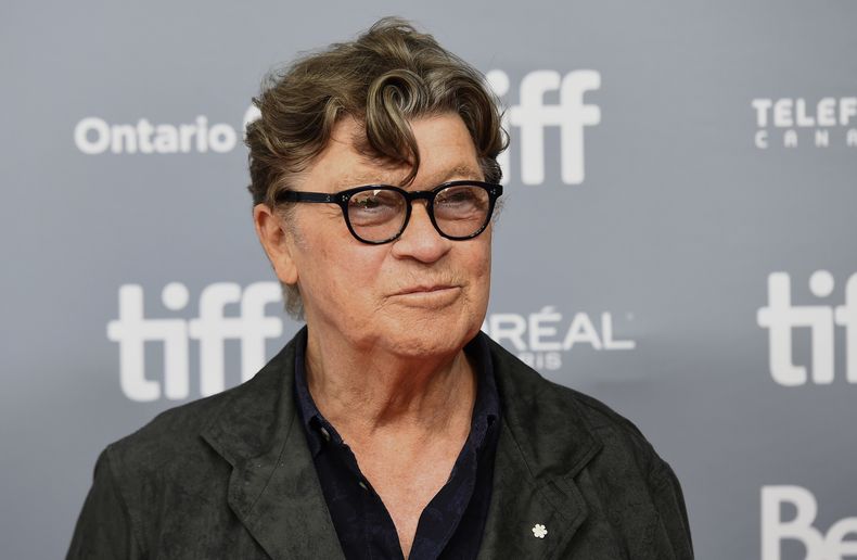 ARCHIVO - Robbie Robertson asiste a una conferencia de prensa de Once Were Brothers: Robbie Robertson and The Band el primer día del Festival Internacional de Cine de Toronto el jueves, 5 de septiembre de 2019, en Toronto. Robertson, el guitarrista principal y compositor de The Band, cuyos clásicos incluyen The Weight, Up on Cripple Creek y The Night They Drove Old Dixie Down, murió a los 80 años, según un comunicado de su manager. (Foto Chris Pizzello/Invision/AP, archivo)